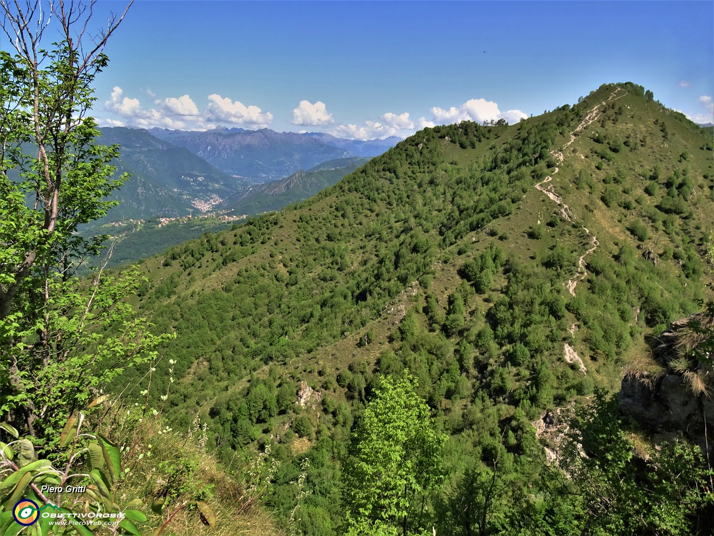 62 Dalla Filaressa vista sul ripido e tormentato sentiero per il Costone appena disceso e ora da risalire.JPG